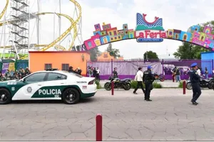 Tàu lượn cao tốc ở khu vui chơi trật bánh, 2 người thiệt mạng