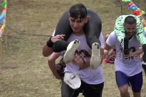 Cười nghiêng ngửa với cuộc thi cõng vợ vượt chướng ngại vật