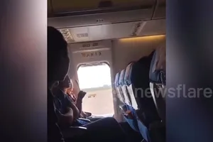 Máy bay bị hoãn vì du khách mở cửa thoát hiểm để... hóng gió