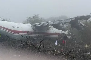 Máy bay hạ cánh khẩn bất thành, chỉ 3 người sống sót