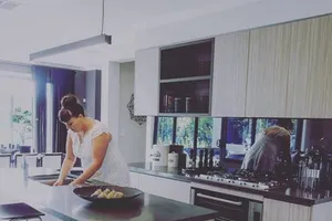 Cô dâu diện váy cưới suốt một năm sau ngày kết hôn