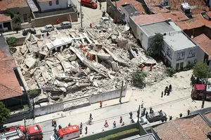 Khoảnh khắc tòa nhà Brazil đổ sập, vẫn còn nhiều người mắc kẹt