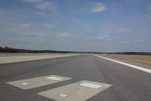 Bí ẩn 2 ngôi mộ nằm trên đường băng ở sân bay Mỹ