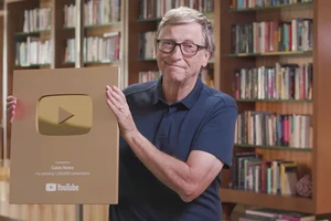 Bill Gates nhận được nút vàng YouTube sau 7 năm làm video