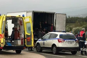 Phát hiện 41 người nhập cư trốn sau xe đông lạnh ở Hy Lạp