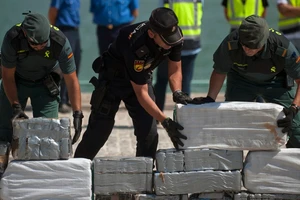 Bắt được 2 tấn cocaine vận chuyển bằng tàu bán ngầm