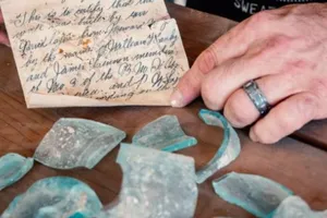 Bức thư trong chai bí ẩn 112 tuổi ở trường đại học