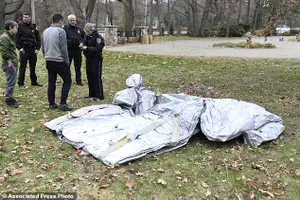 Phao trượt rơi khỏi máy bay và 'đáp' xuống nhà dân