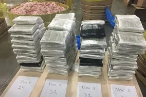 Phát hiện 3 triệu USD tiền mặt giấu trong thùng thịt heo