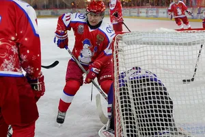 Ông Putin mặc áo người tuyết chơi khúc côn cầu mừng Giáng sinh