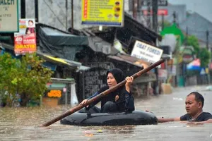 Indonesia đón năm mới trong nước lũ, 21 người chết