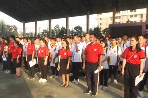 Học sinh trường Thammasat Khlongluang Wittayakom tại một buổi chào cờ. Ảnh: ONE 31