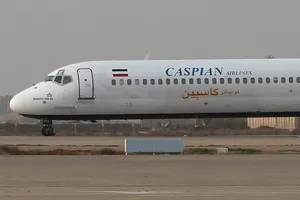 Máy bay Iran chở 135 người lao thẳng ra xa lộ