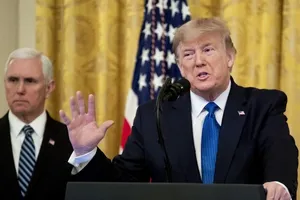 Tổng thống Mỹ Donald Trump (phải) ban hành lệnh tạm thời ngăn chặn những du khách có nguy cơ truyền virus Corona vào Mỹ. Ảnh: EPA