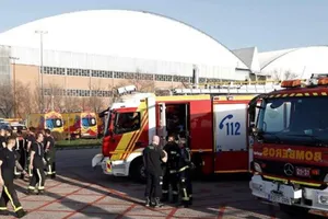 Máy bay lòng vòng trên không để hết nhiên liệu mới hạ cánh