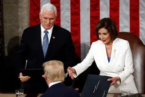 Ông Trump không bắt tay bà Pelosi khi đọc thông điệp liên bang