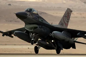 Ngoại ô Damascus bị không kích nghi do F-16 của Israel làm, một máy bay chở khách phải hạ cánh khẩn cấp. Ảnh: AP