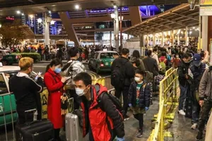 Hàng chục ngàn dân đại lục xếp hàng để qua Hong Kong 