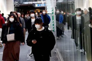 Việc sử dụng không đúng đối tượng đang khiến nguồn khẩu trang cạn kiệt. Ảnh: REUTERS