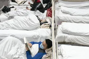 Bệnh nhân đang được cách ly điều trị tại một bệnh viện dã chiến ở Vũ Hán. Ảnh: XINHUA