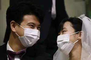 Cô dâu chú rể mang khẩu trang tại lễ cưới tập thể ở Seoul. Ảnh: AFP