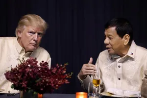 Tổng thống Donald Trump (phải) trong cuộc gặp Tổng thống Philippines Rodrigo Duterte (phải) ở Manila hồi tháng 11-2017. Ảnh: REUTERS