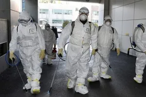 Nhân viên y tế khử trùng tại thành phố Daegu. Ảnh: AFP