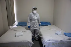 Giáo sư Galia Rahavm, chuyên gia về các bệnh truyền nhiễm, bên trong một trong những căn phòng dành cho người cách ly. Ảnh: AFP