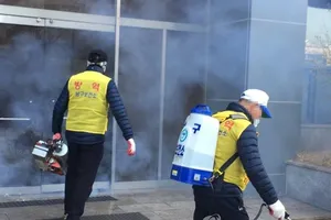 Các quan chức kiểm dịch khử trùng một nhà thờ Shincheonji ở phía đông nam thành phố Daegu hôm 23-2. Ảnh: YONHAP