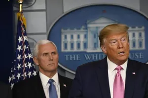 Tổng thống Donald Trump (phải) bổ nhiệm Phó Tổng thống Mike Pence chỉ đạo chống dịch. Ảnh: CNN