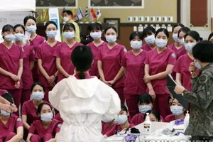 Sinh viên Học viện Điều dưỡng Lực lượng Vũ trang Hàn Quốc được hướng dẫn phòng chống COVID-19 tại TP Daejeon ngày 2-3. Ảnh: YONHAP