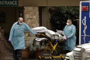Nhân viên y tế chuyển một bệnh nhân đến xe cứu thương tại Trung tâm Y tế của Kirkland ở bang Washington. Ảnh: REUTERS