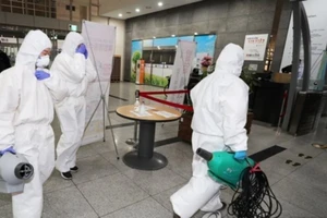 Các quan chức y tế đến khu phức hợp chính phủ ở TP Sejong sau khi một nhân viên ở đây dương tính với virus COVID-19. Ảnh: YONHAP