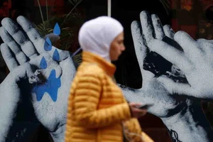 Cửa hàng quảng cáo tặng dịch vụ rửa tay phòng dịch miễn phí cho khách hàng ở Liverpool (Anh) ngày 10-3 - Ảnh: REUTERS