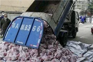 Quan chức Vũ Hán bị sa thải vì dùng xe rác chở thịt cho dân