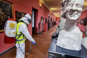 Nhân viên thực hiện phun khử trùng tại một bảo tàng ở Naples, Ý hôm 10-3. Ảnh: AP.