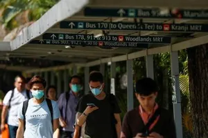 Người Singapore đeo khẩu trang ở khu vực Johor gần biên giới với Malaysia. Ảnh: REUTERS