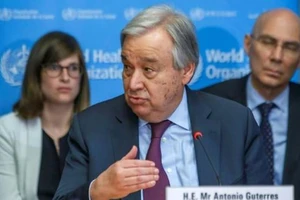Tổng Thư ký Liên Hiệp Quốc Antonio Guterres (giữa) cảnh báo đại dịch COVID-19 có thể giết chết hàng triệu người. Ảnh: AFP