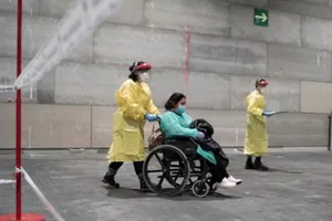 Bệnh nhân COVID-19 đến bệnh viện quân đội được thành lập tại trung tâm hội nghị IFema ở Madrid, Tây Ban Nha. Ảnh: REUTERS