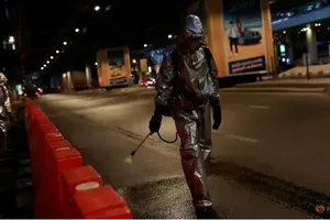 Quân đội hoàng gia Thái Lan khử trùng trên đường phố Bangkok. Ảnh: REUTERS