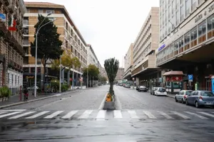 Đường phố Ý vắng vẻ sau lệnh phong tỏa. Ảnh: REUTERS