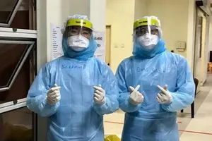 Các bác sĩ ở Johor Bahru - thủ phủ của bang Johor (Malaysia) chuẩn bị kiểm tra các bệnh nhân nghi nhiễm COVID-19. Ảnh: CNA