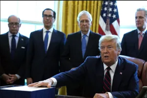 Tổng thống Donald Trump phát biểu trước khi ông ký gói giải cứu kinh tế tại Phòng Bầu dục tại Nhà Trắng hôm 27-3. Ảnh: AP