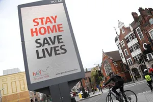 Một người bệnh được đưa lên xe cấp cứu tại Bệnh viện Brooklyn, New York ngày 27-3 - Ảnh: REUTERS