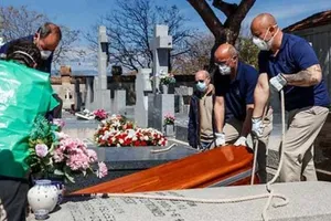 An táng một nạn nhân COVID-19 tại nghĩa trang Fuencarral ở Madrid (Tây Ban Nha). Ảnh: AFP