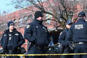 Cảnh sát New York tập trung bên ngoài Khu vực 41 tại quận Bronx của TP New York. Ảnh: REUTERS