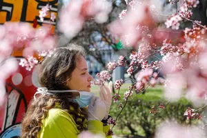 Không ngửi được mùi có thể là dấu hiệu sớm của việc nhiễm COVID-19. Ảnh: REUTERS