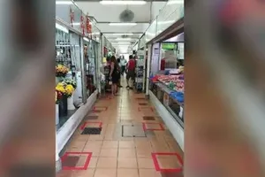 Một khu chợ ở Singapore kẻ ô để người mua hàng giữ khoảng cách an toàn trong mùa dịch COVID-19. Ảnh: CNA