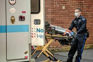 Bệnh nhân được đưa vào bệnh viện Elmhurst ở Queens, TP New York, bang New York (Mỹ). Ảnh: NEW YORK TIMES