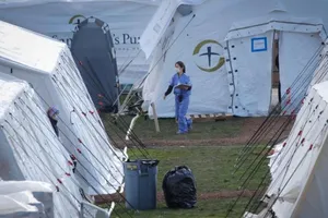 Bệnh viện dã chiến được lập nên tại Central Park, New York, giữa dịch Covid-19. Ảnh: REUTERS